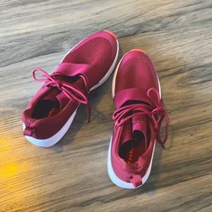 BURGANDY ATHLETIC SHOE! SEE VIDEO. GENTLY USED!